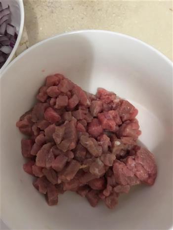 五彩牛肉炒饭的做法步骤1