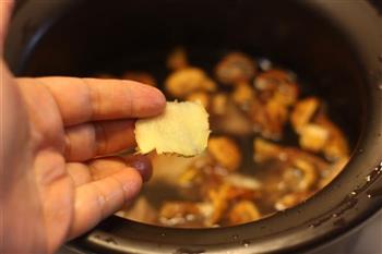 姬松茸排骨汤的做法图解5