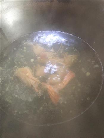 对虾菠菜汤的做法步骤3