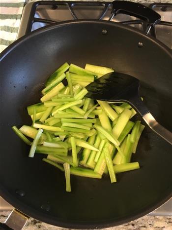 清炒黄瓜&芹菜的做法步骤2