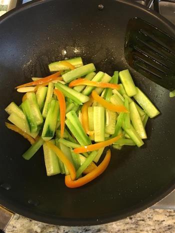 清炒黄瓜&芹菜的做法步骤3