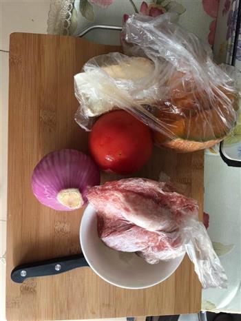 番茄肉酱意面+南瓜豆腐羹+煎焦鸡胸肉的做法步骤1