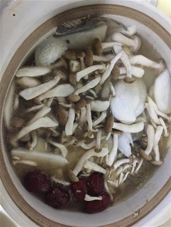 好吃不会胖的菌菇鲫鱼汤的做法图解4