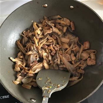蘑菇炒肉的做法步骤10