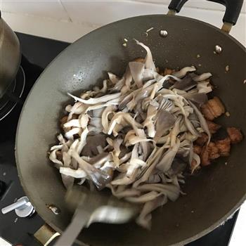 蘑菇炒肉的做法步骤9