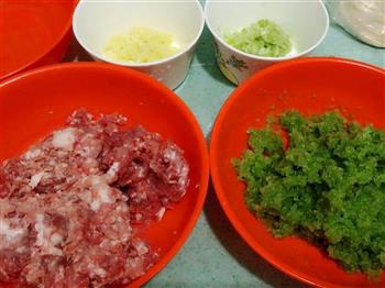 猪肉芹菜饺子的做法步骤1