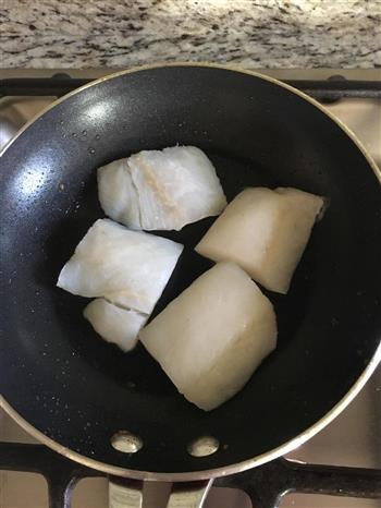 中式搭配香煎鱼片的做法步骤2
