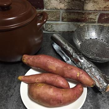 坤博砂锅烤红薯的做法步骤1