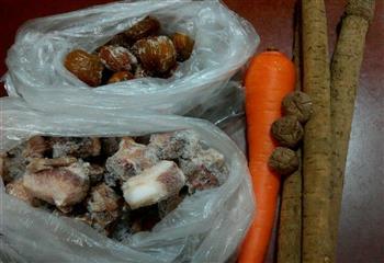 秋、冬季牛蒡胡萝卜香菇猪骨汤的做法图解1
