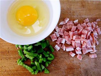早餐-青椒培根鸡蛋饼-搭配牛奶燕麦粥的做法图解1