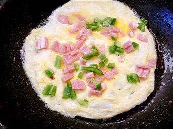 早餐-青椒培根鸡蛋饼-搭配牛奶燕麦粥的做法步骤2