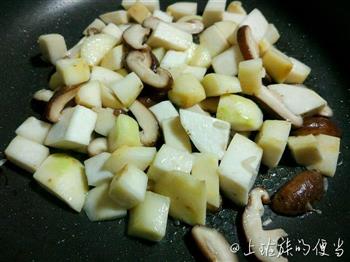 盐煎鸡翅×香菇芋头饭的做法步骤2