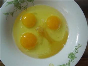 大葱炒鸡蛋-如何炒出滑嫩的鸡蛋的做法步骤3
