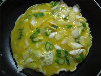 大葱炒鸡蛋-如何炒出滑嫩的鸡蛋的做法步骤6