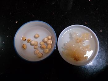 银耳莲子双米粥的做法步骤1