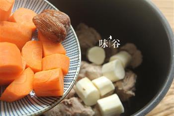 红萝卜排骨汤的做法步骤5