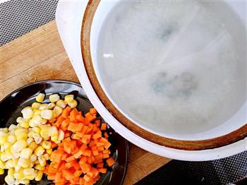 胡萝卜玉米粒粳米粥的做法图解1