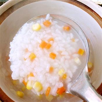 胡萝卜玉米粒粳米粥的做法图解2