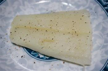 香煎鲽鱼猪肉蛋卷配蒜香蜂蜜汁的做法步骤1