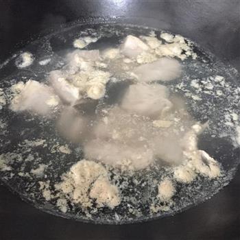 坤博砂锅煲玉米排骨汤的做法图解3
