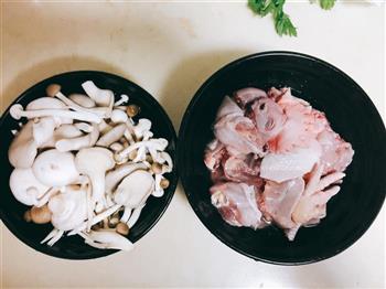 菌菇枸杞鸡汤的做法图解1