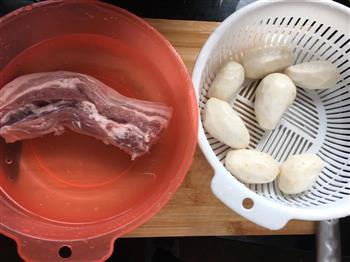 红烧肉焖芋头的做法步骤1