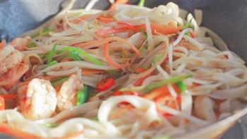 越南鲜虾炒米粉的做法步骤6