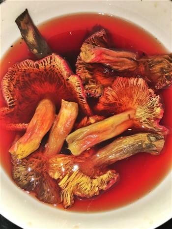 红菇西洋参牛尾汤的做法图解2