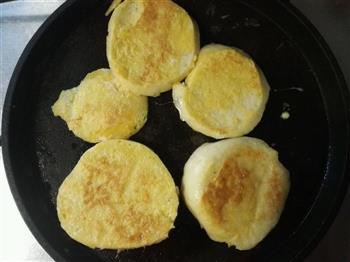 快手宝宝早餐食谱-馒头鸡蛋干+玉米面粥+火腿片的做法图解4