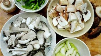 蚝油双菇丝瓜-苏苏家的做法步骤1