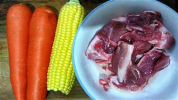胡萝卜玉米骨头汤的做法步骤1