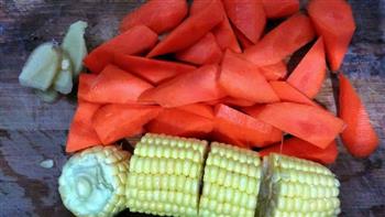 胡萝卜玉米骨头汤的做法步骤2