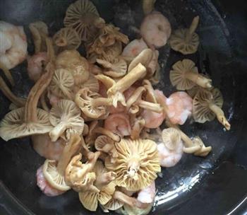 鲜美菌菇汤的做法图解3