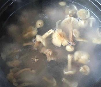 鲜美菌菇汤的做法图解4