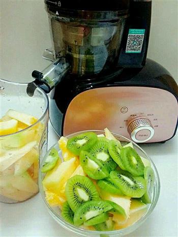 哈密瓜猕猴桃汁的做法步骤2
