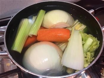 美式面条蔬菜鸡汤的做法图解3