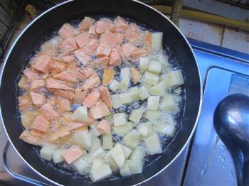 山芋土豆香肠焖饭的做法步骤3