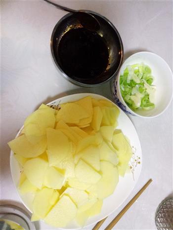家常干锅土豆片的做法步骤1