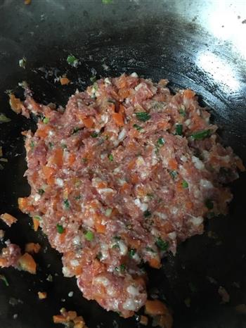 胡萝卜猪肉煎饺的做法图解1