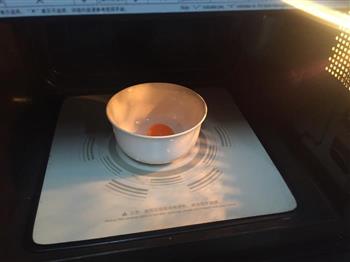 金沙咸蛋黄南瓜浓汤的做法步骤2