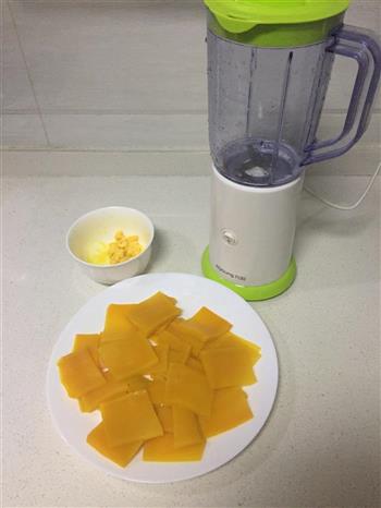 金沙咸蛋黄南瓜浓汤的做法步骤3