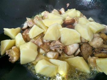 香菇土豆炖鸡块的做法步骤4