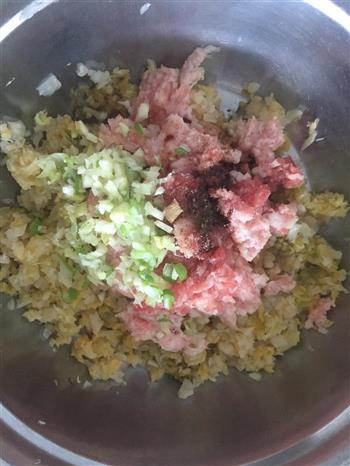 酸菜猪肉蒸饺的做法步骤1
