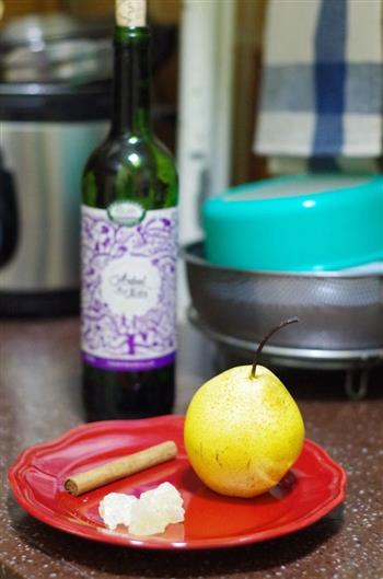 冬季养颜佳品—红酒炖梨的做法图解1