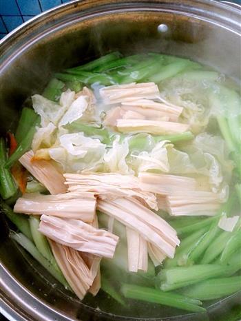麻香芹菜炒腐竹的做法步骤2