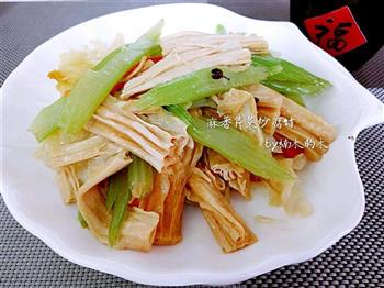 麻香芹菜炒腐竹的做法步骤5