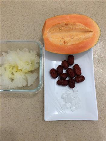 木瓜银耳红枣汤的做法步骤1