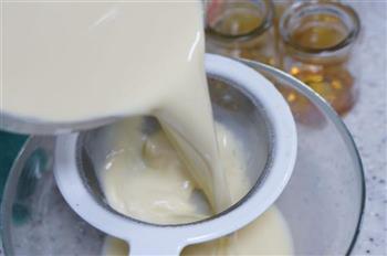 香滑的焦糖牛奶布丁的做法图解6