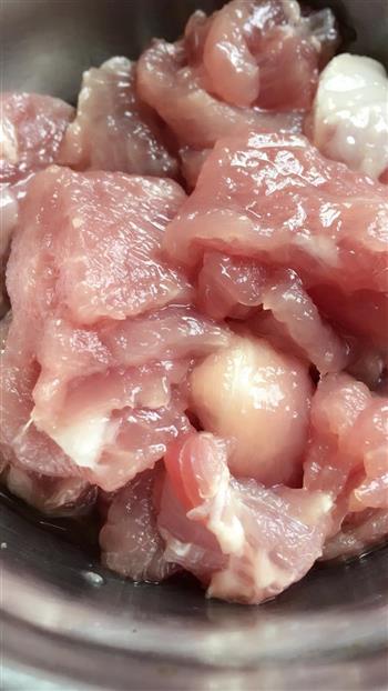 莲子百合枸杞沙参瘦肉炖汤的做法图解2