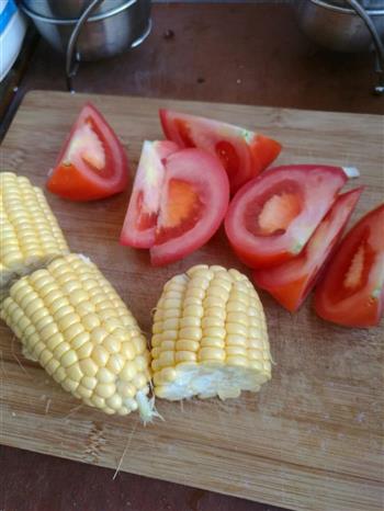 山药玉米番茄排骨汤的做法步骤2